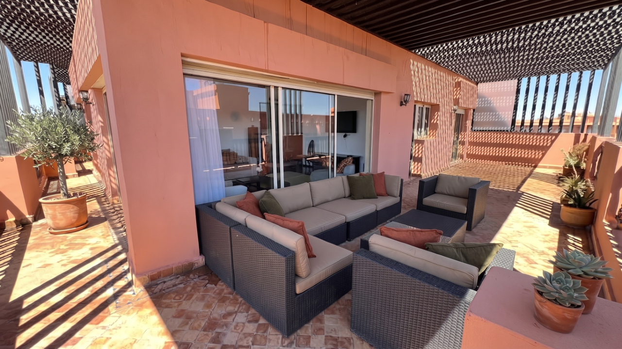 Magnifique Appartement avec une Joli Terrasse vue Panoramique sur l'atlas Situé dans une Résidence avec Jardin et Piscine en Plein Centre de l'Hivernage