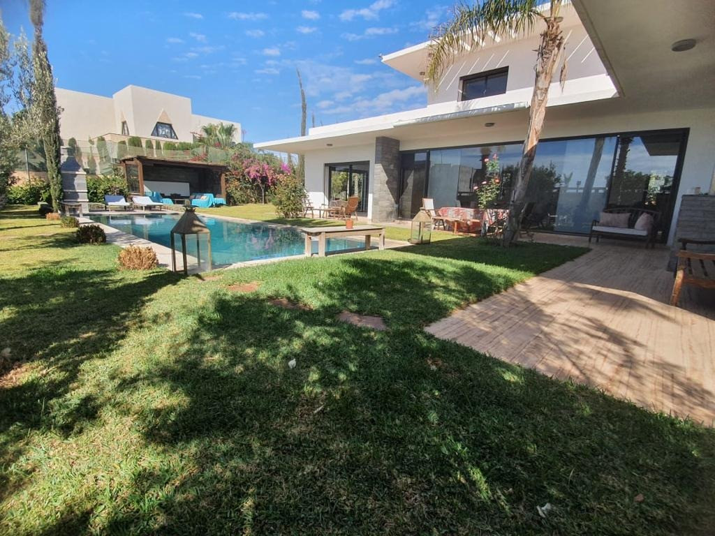 Belle villa style contemporain à louer meublée 3ch avec piscine privée et jardin à illigh - Agadir